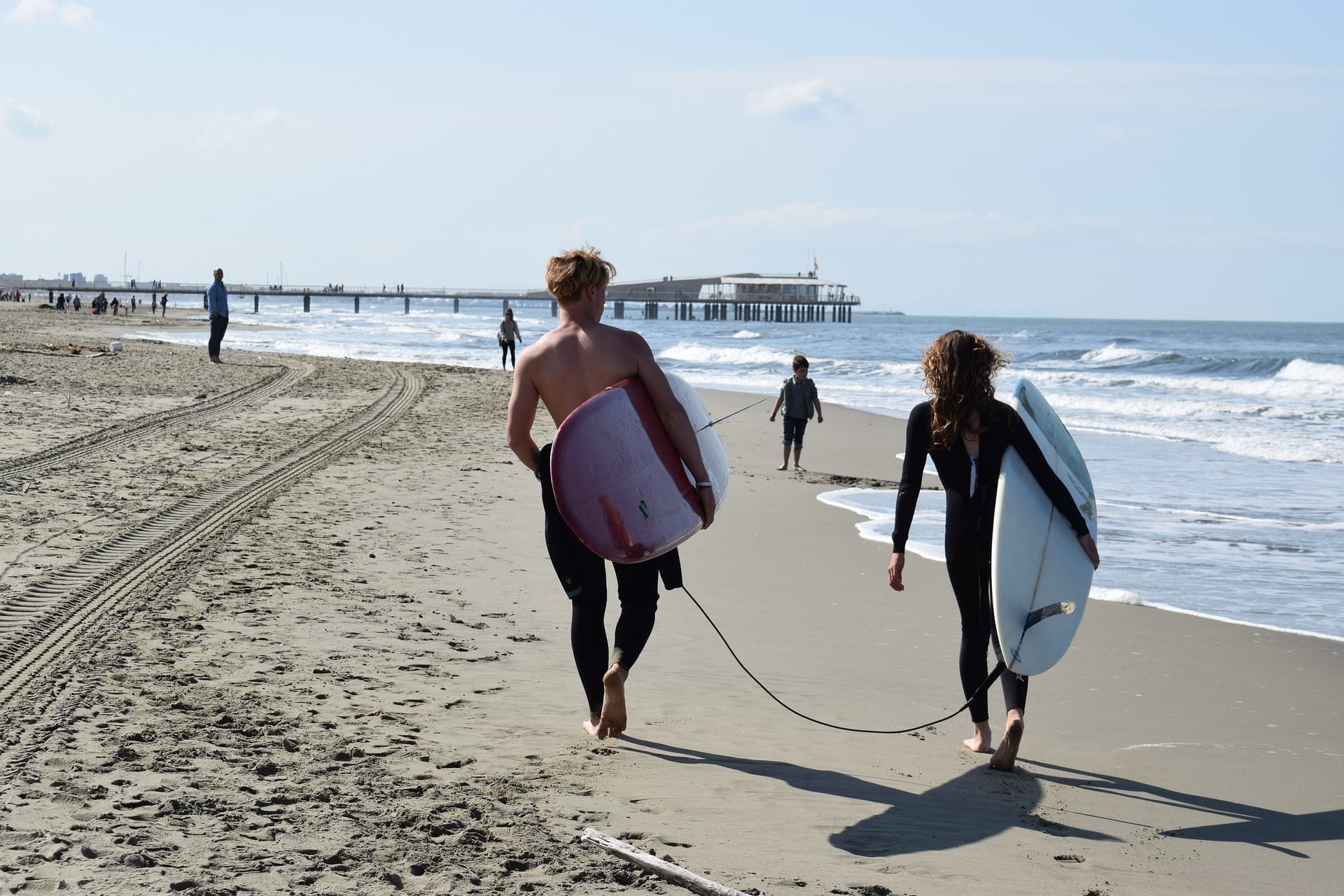 Surfing Sulla Spiaggia Di Lido Di Camaiore In Versilia