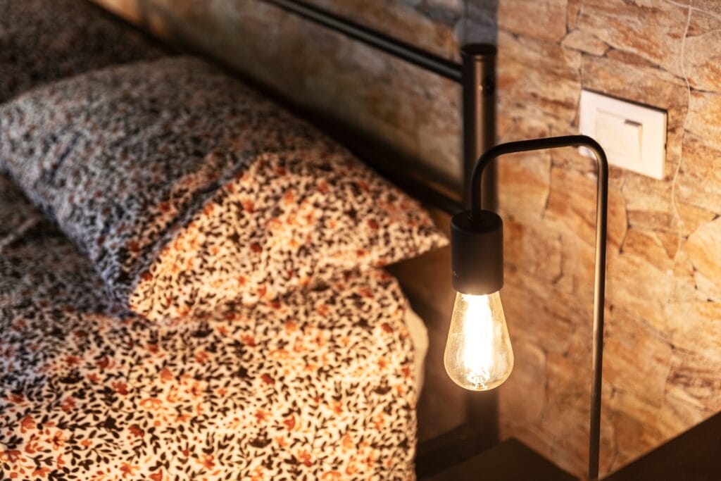 Dettaglio Camera Comodino E Lampada Stella Alpina