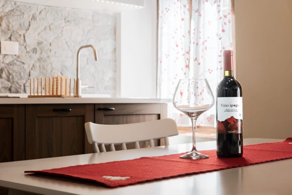 Dettaglio Vino Ipogeo Rosso E Sala Da Pranzo